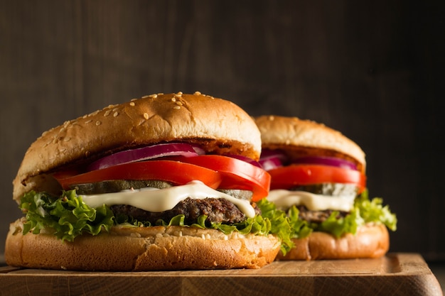 Hambúrguer caseiro com carne, cebola, tomate, alface e queijo