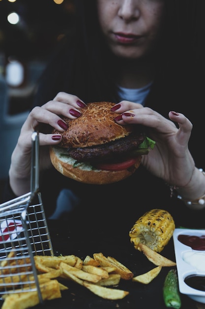 Foto hambúrguer caseiro com legumes frescos