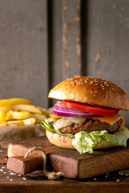 Hambúrguer caseiro de carne com batatas fritas