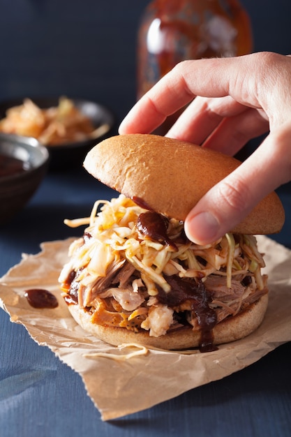 Hambúrguer caseiro de porco desfiado com salada de repolho e molho de churrasco