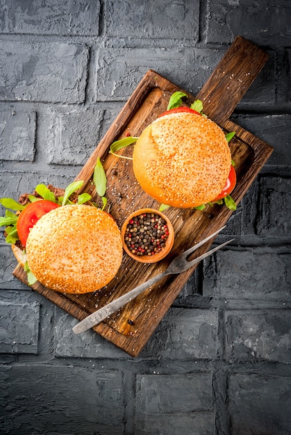 Hambúrguer caseiro de sanduíche de carne de bovino com legumes frescos