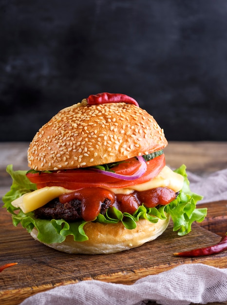 Hambúrguer caseiro fresco com alface, queijo, cebola e tomate