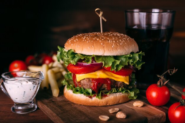 Hambúrguer caseiro saboroso com alface e queijo