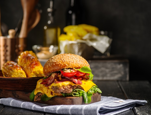 Hambúrguer caseiro suculento com carne, bacon, queijo e pimenta búlgara