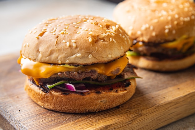 hambúrguer clássico pão caseiro queijo legumes costeleta grelhada carne de porco carne de porco boi ou vitela