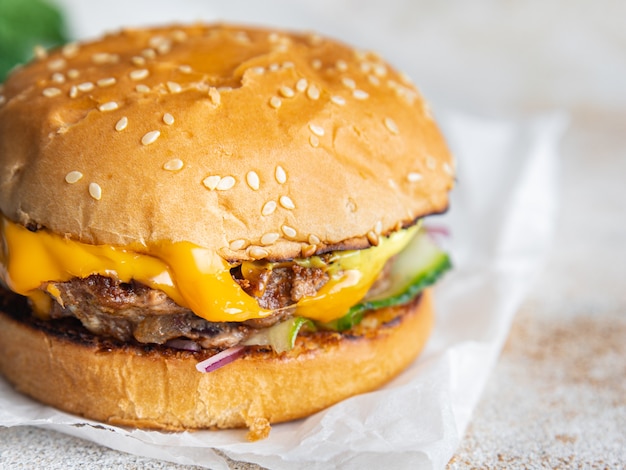 hambúrguer clássico pão caseiro queijo legumes costeleta grelhada carne de porco carne de porco boi ou vitela