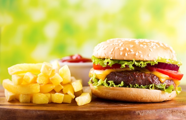 Hambúrguer com batata frita na tábua de madeira