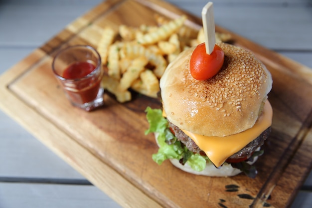 Hambúrguer com batata frita