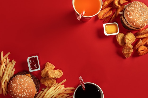 Hambúrguer com batatas fritas hambúrguer e batatas fritas em caixa de papel vermelha fast food sobre fundo vermelho