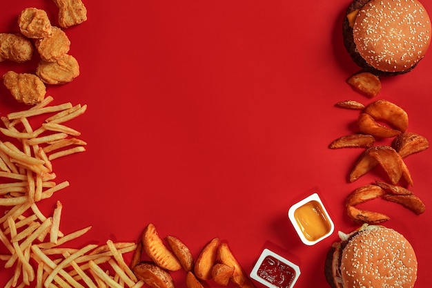 Hambúrguer com batatas fritas hambúrguer e batatas fritas em caixa de papel vermelha fast food sobre fundo vermelho