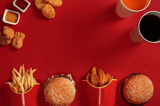 Hambúrguer com batatas fritas hambúrguer e batatas fritas em caixa de papel vermelha fast food sobre fundo vermelho