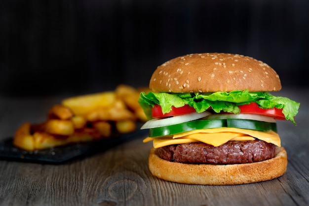 Foto hambúrguer com batatas fritas