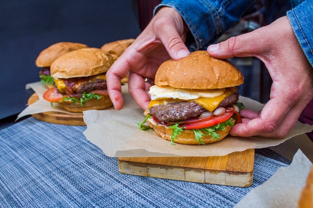 Hambúrguer com carne e legumes