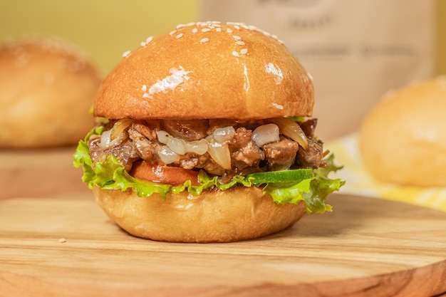 hambúrguer com carne especial e queijo mussarela