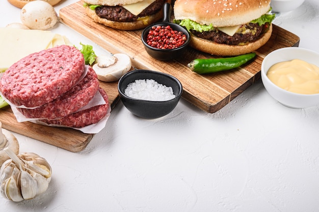 Hambúrguer com carne para grelhar em branco com espaço de cópia