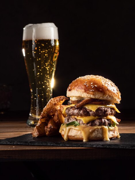 Foto hambúrguer com cerveja copiar espaço vertical