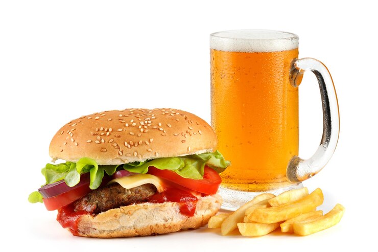 Foto hambúrguer com cerveja e batatas fritas hambúrguer com cerveja isolar em branco delicioso hambúrguer clássico com costeleta e copo de cerveja gelada