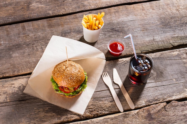 Hambúrguer com cola e fritas Copo de cola e hambúrguer Fast food e molho de tomate Sua norma calórica diária