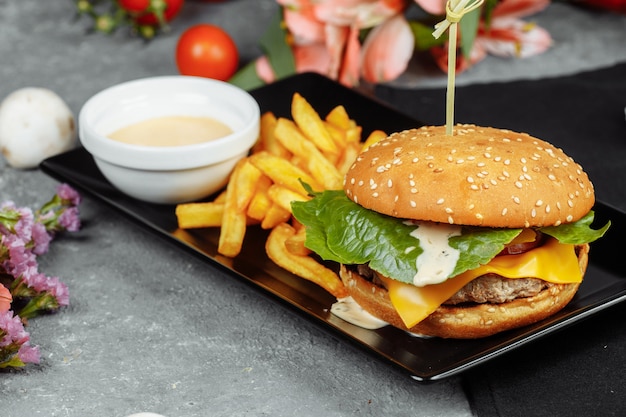 Hambúrguer com costeleta de queijo e tomate Com batata frita e molho de hambúrguer