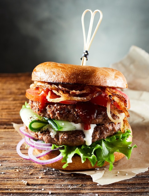 Hambúrguer com costeletas de carne suculenta