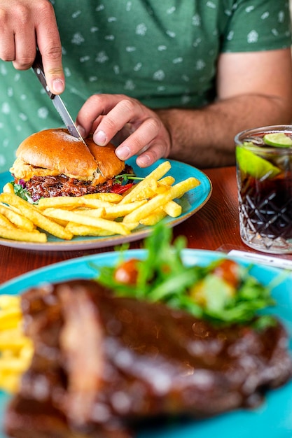 Foto hambúrguer com costelinha de porco desfiada ao molho barbecue.