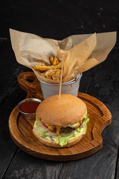 hambúrguer com frango, queijo e alface