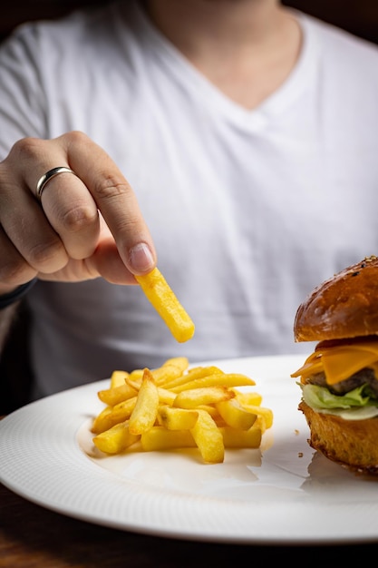 hambúrguer com frango, queijo e alface