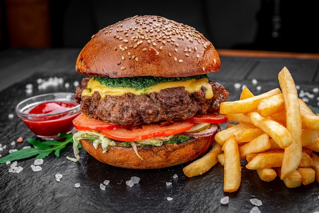 Hambúrguer com hambúrguer de carne com fritas