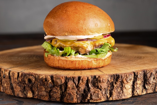 Hambúrguer com hambúrguer de carne em um hambúrguer suculento de mesa de madeira com recheios diferentes