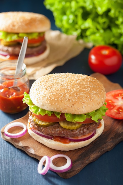 Hambúrguer com ketchup de tomate com cebola e alface