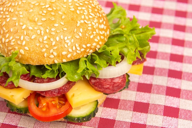 Hambúrguer com legumes e salsicha. Fast food e café da manhã. Calorias e dieta.