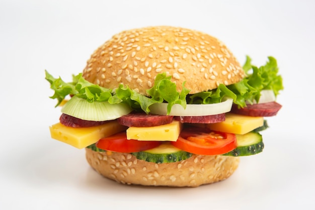 Hambúrguer com legumes e salsicha. Fast food e café da manhã.