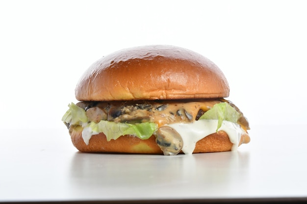 hambúrguer com legumes frescos e queijo