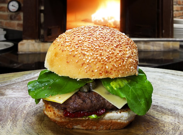 Hambúrguer com molho de carne e molho especial