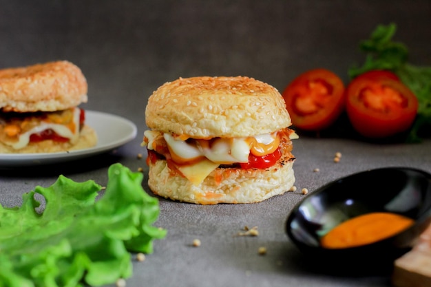 Hambúrguer com molho de tomate e queijo