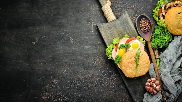 Hambúrguer com ovo frito e salsicha Café da manhã Vista superior Espaço livre para seu texto