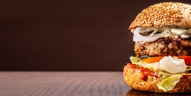 Hambúrguer com pão caseiro com sementes de gergelim