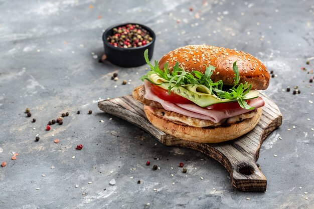 Hambúrguer com presunto, tomate e alface, fast food americano. banner, menu, local de receita para texto, vista superior