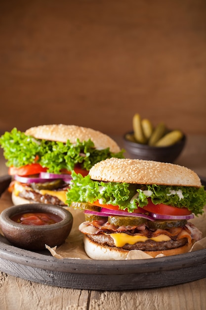 Hamburguer com queijo bacon com cebola picles de tomate