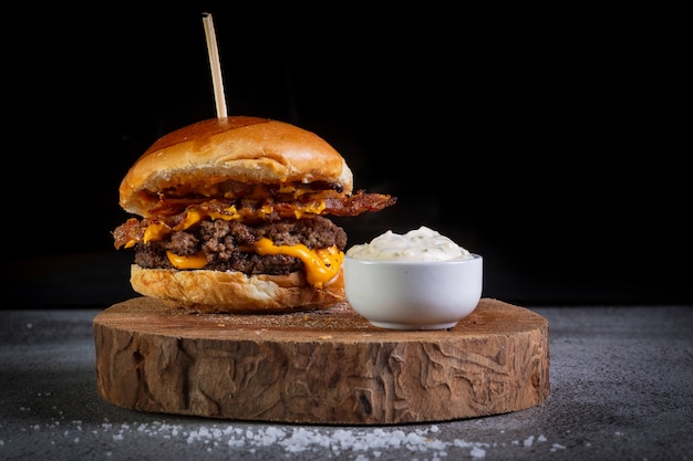 Hambúrguer com queijo cheddar e molho de alho