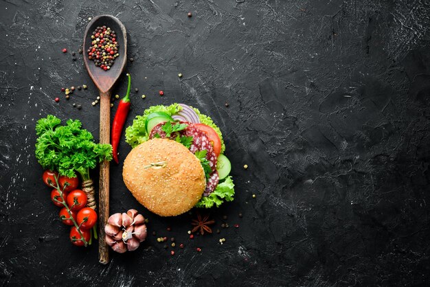 Hambúrguer com salame tomate e cebola Café da manhã Vista superior Espaço livre para seu texto