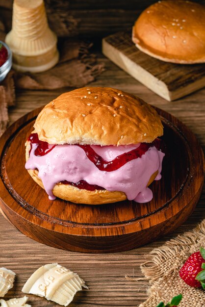 Hambúrguer com sorvete de morango Sanduíche de sorvete com fundo de madeira