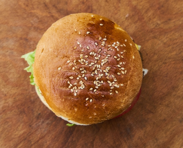 Foto hambúrguer crocante de carne fresca hambúrguer italiano hambúrguer para pessoas com fome