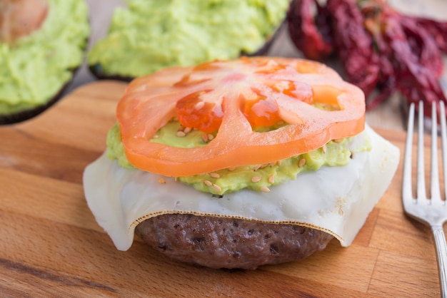 Hambúrguer de Agus preto com guacamole