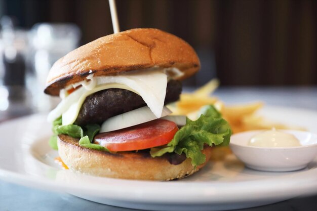 Hambúrguer de carne com fritas