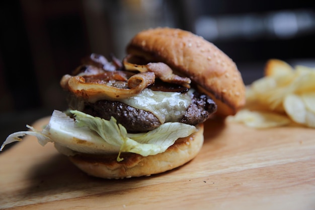 Hambúrguer de carne com fundo de madeira