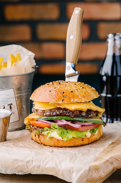 Hambúrguer de carne em cafeteria com batata frita e coca-cola