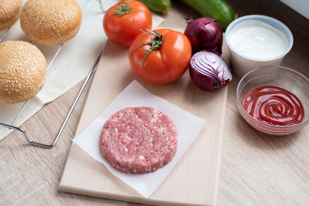 Hambúrguer de carne em casa na mesa da cozinha