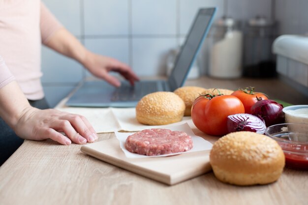 Hambúrguer de carne em casa na mesa da cozinha