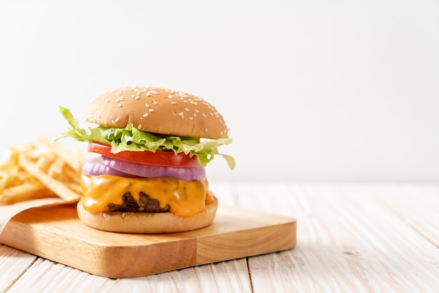 Hambúrguer de carne fresca saborosa com queijo e batatas fritas